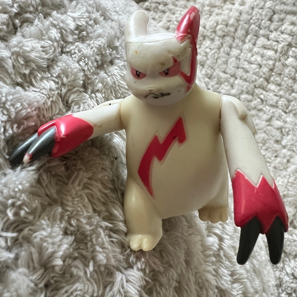 NINTENDO 2005 POKEMON ZANGOOSE ARM MOVING MINI ACTION FIGURE TOY 2.5"